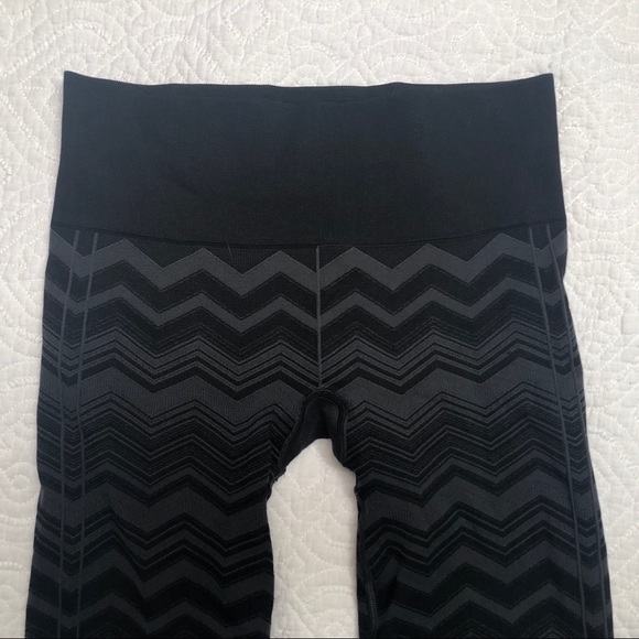 Lululemon Ebb To Street Black Chevron Yoga Pants 6 - Picture 5 of 7